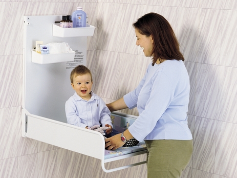 Wickelschrank mit Baby und Mutter